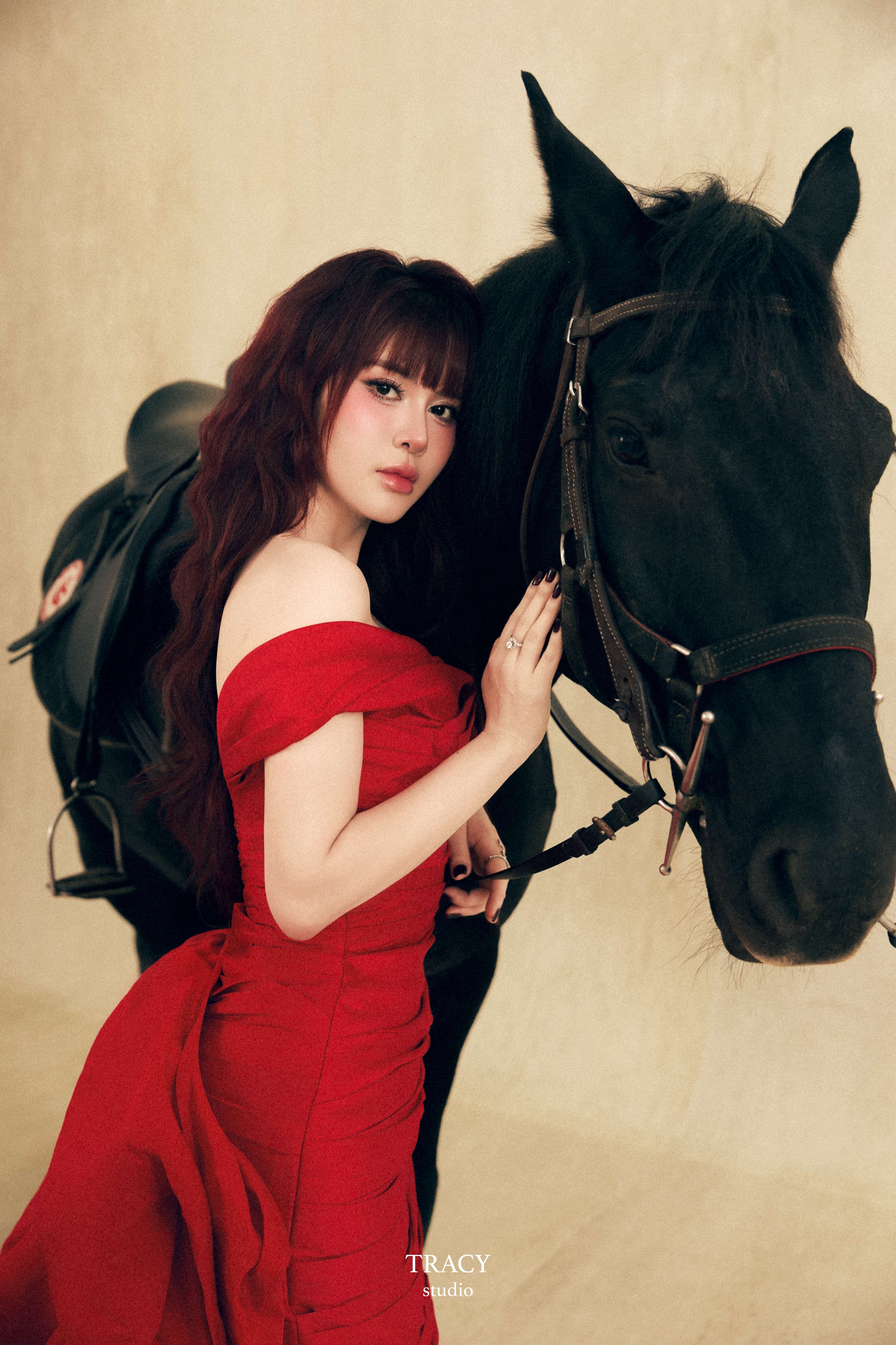 frontend/img/gallery/anh-tet-yem-ao-dai/tracy-studio-chup-concept-ngua-ma-dao (3).jpg